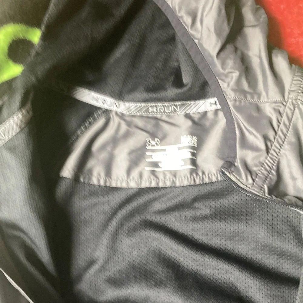 under armour RUN reflective jacket - Picture 2 of 3